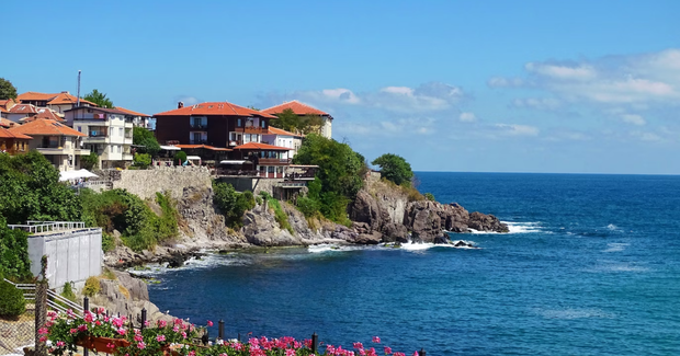 neighborhood on ocean cliff